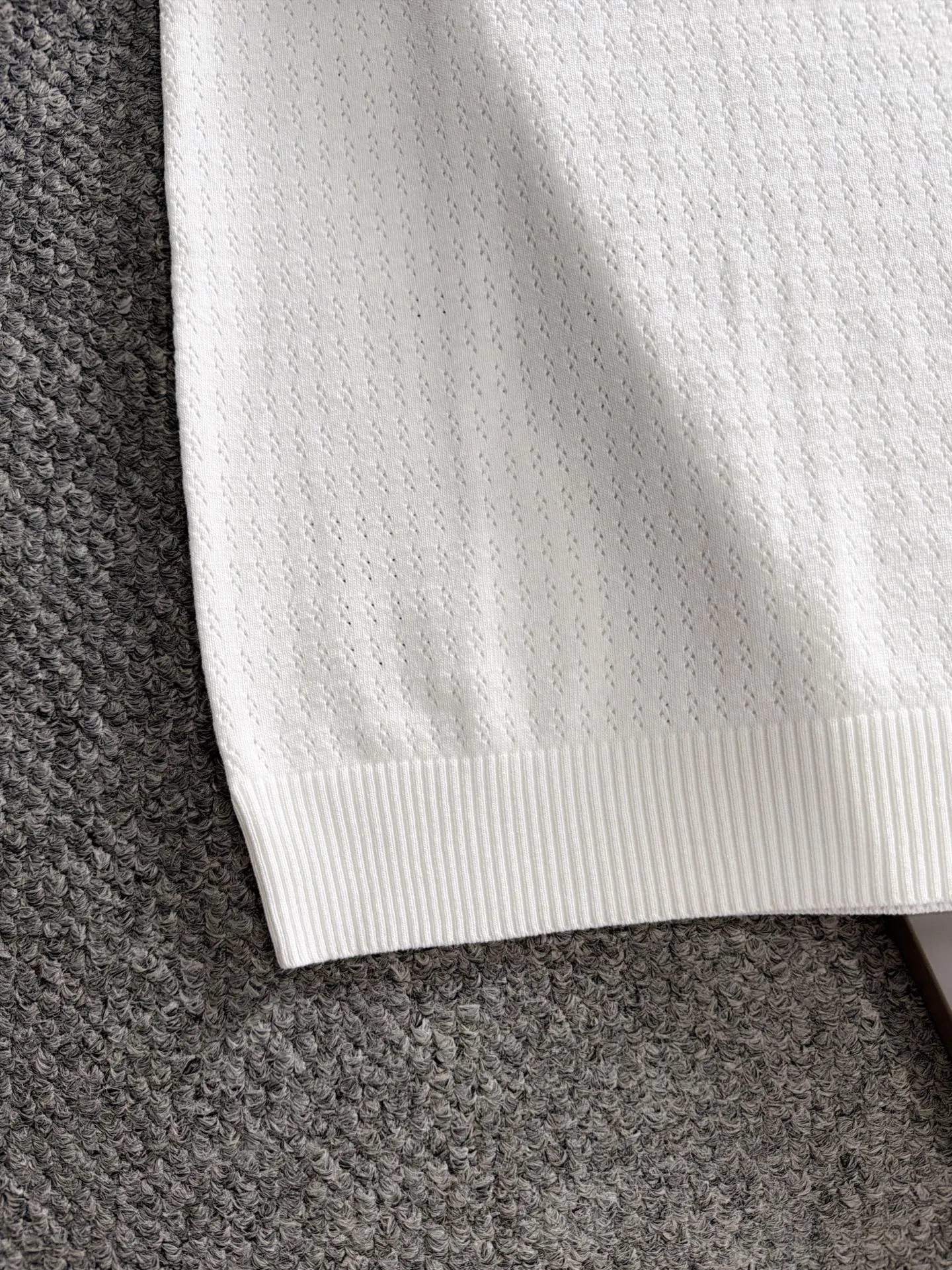 LP high quality Loro Piana 26ss New Arrival men's short-sleeved T-shirt. Made of combed cotton yarn knitted cotton fabric, no pressure when entering and exiting the counter. Exclusive control of raw materials. It feels substantial when weighed, and the upper body is more textured than ordinary T-shirts. This texture can handle the weather easily and is suitable for both hot and cold! Loose fit design, looks noble. The only correct version is available Size: M to 3XL